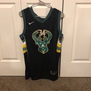 Milwaukee Bucks black alternate jersey (Giannis)